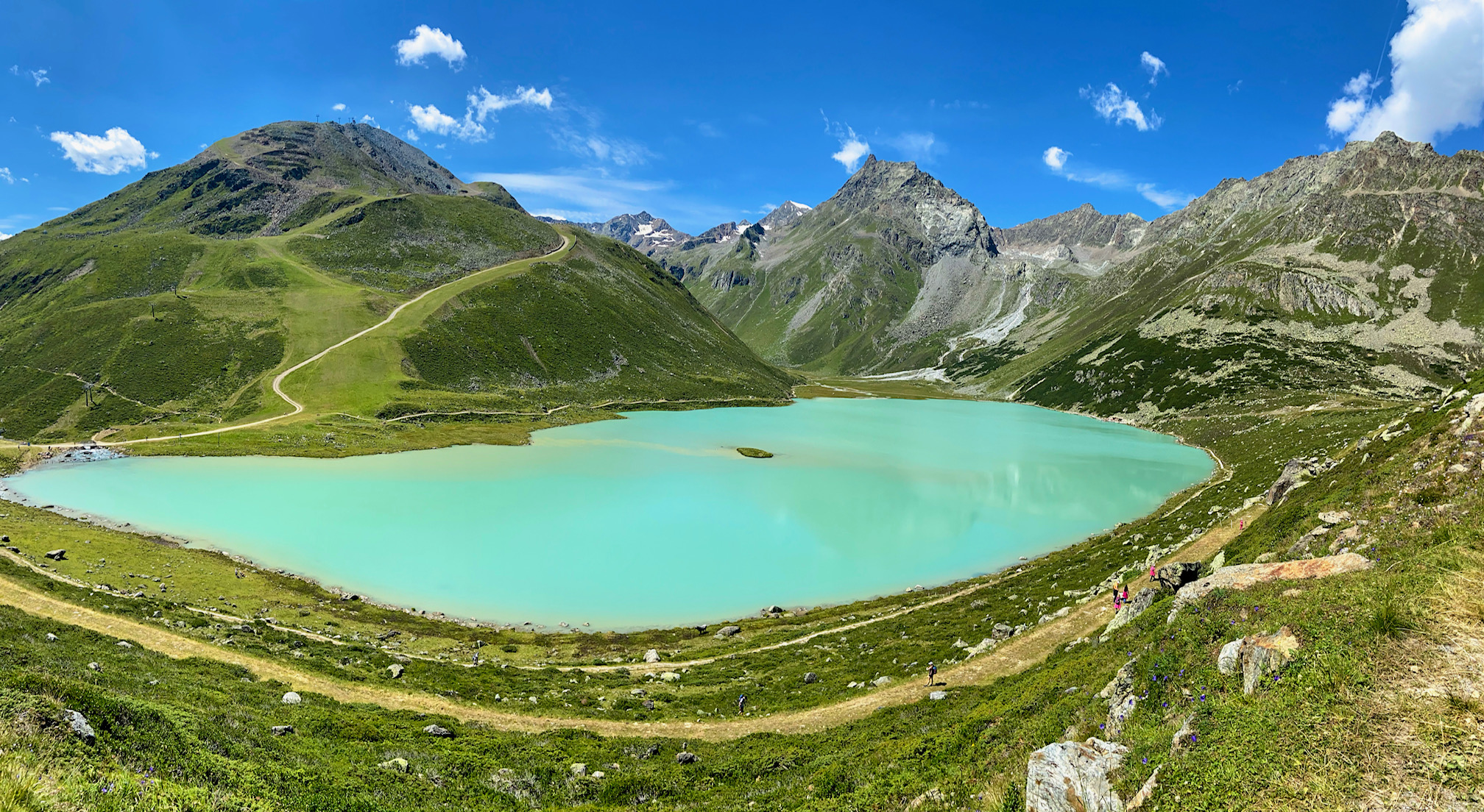 Deze Belgen kozen voor een vakantie in het buitenland june. a travel